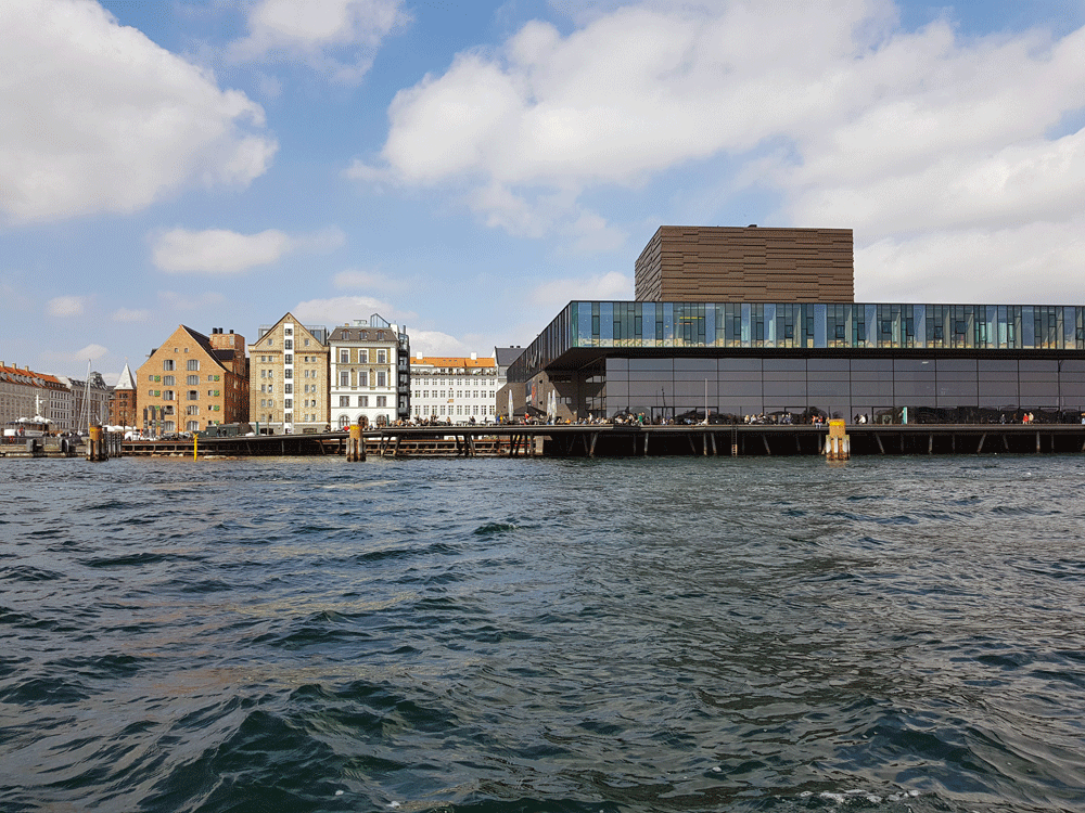 Het muziekgebouw van Kopenhagen vanaf de rondvaartboot