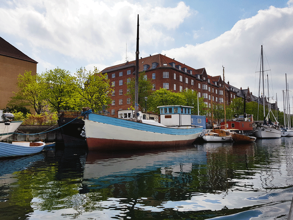 Rondvaartboot door de grachten van Kopenhagen