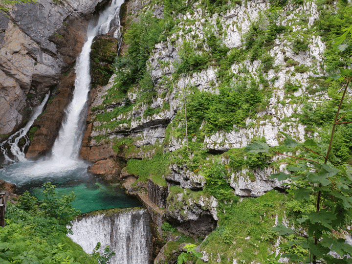 De savica waterval bij meer Bohinj Slovenië