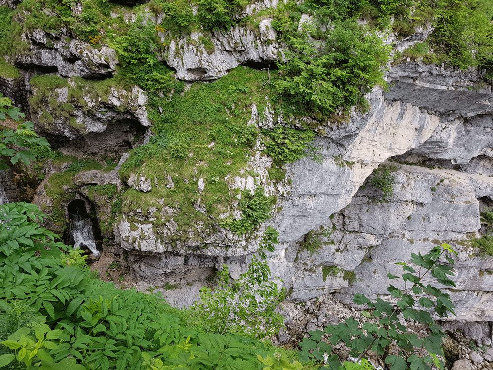 Een kleine waterval bij de Sarvica waterval Slovenië