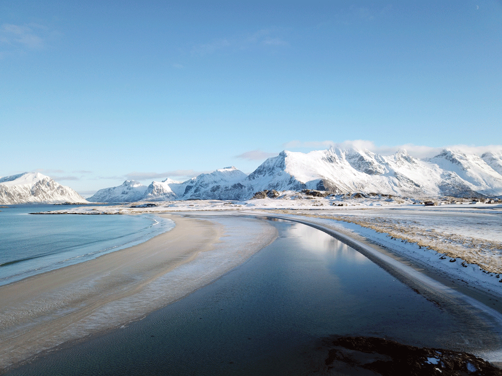 Het strand van Yttersand in de winter Lofoten