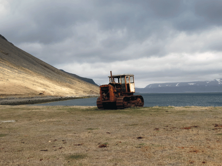 Verlaten tractor Westfjorden Ijsland