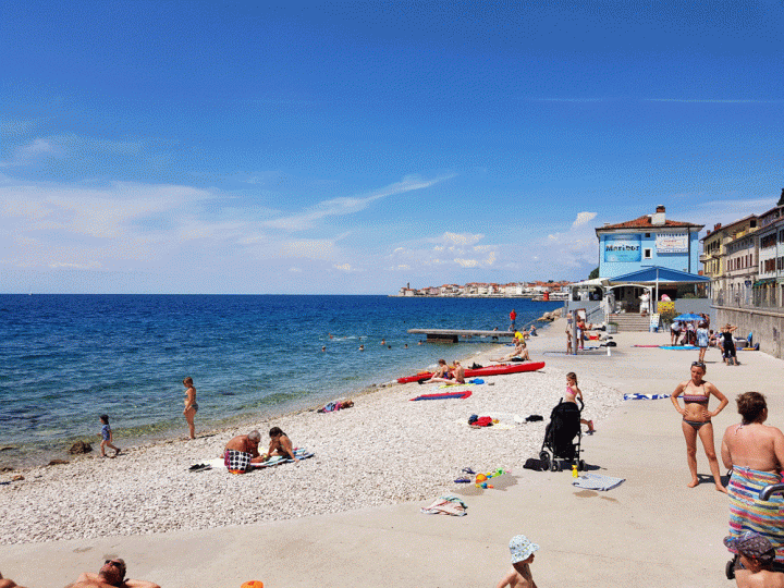 Strand van Piran Sloveense kust