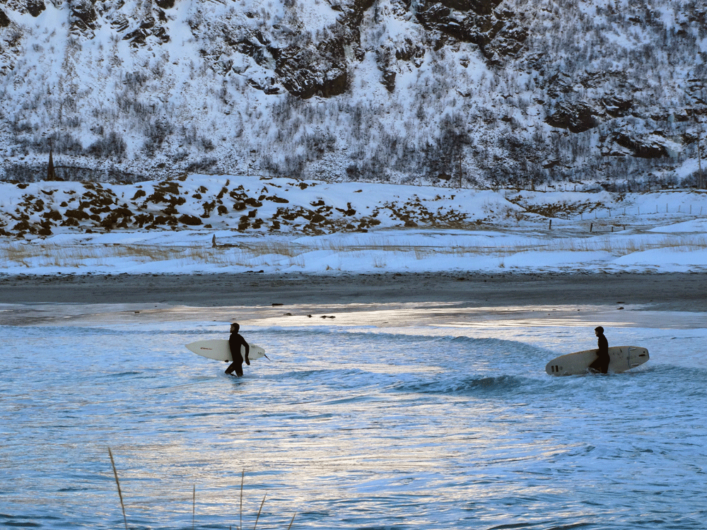 Surfen in de winter in Ramberg op de Lofoten Noorwegen