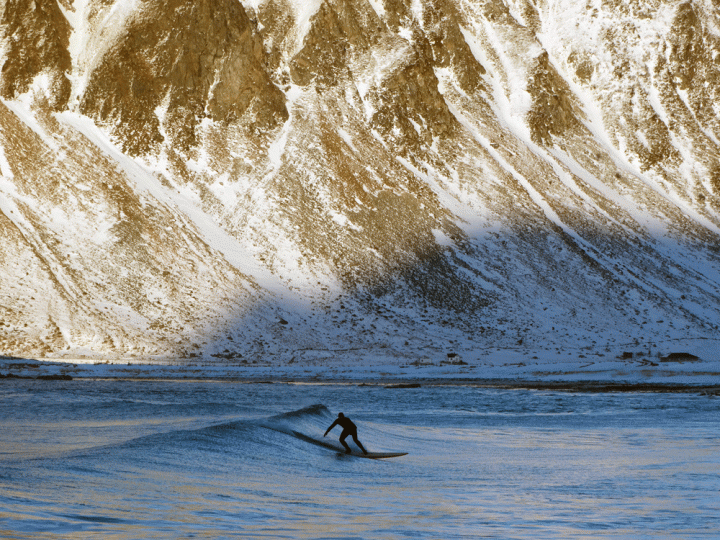 Surfen in de winter in Ramberg op de Lofoten Noorwegen