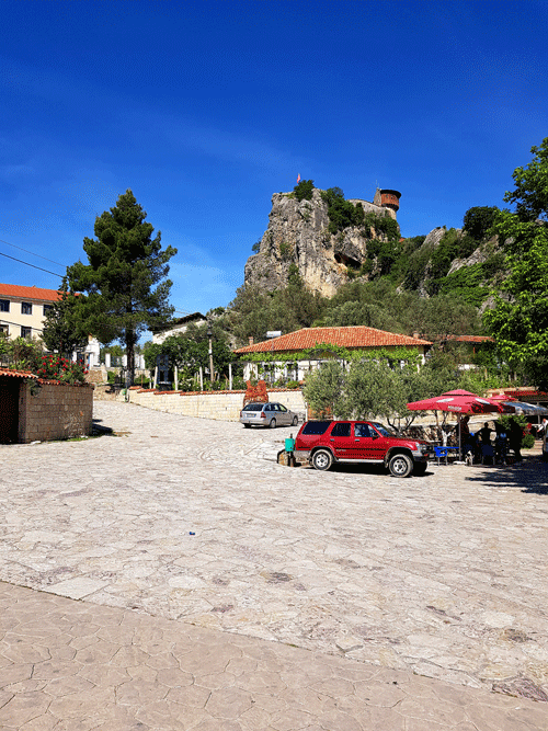 Dorp en kasteel Petrelë in Albanië