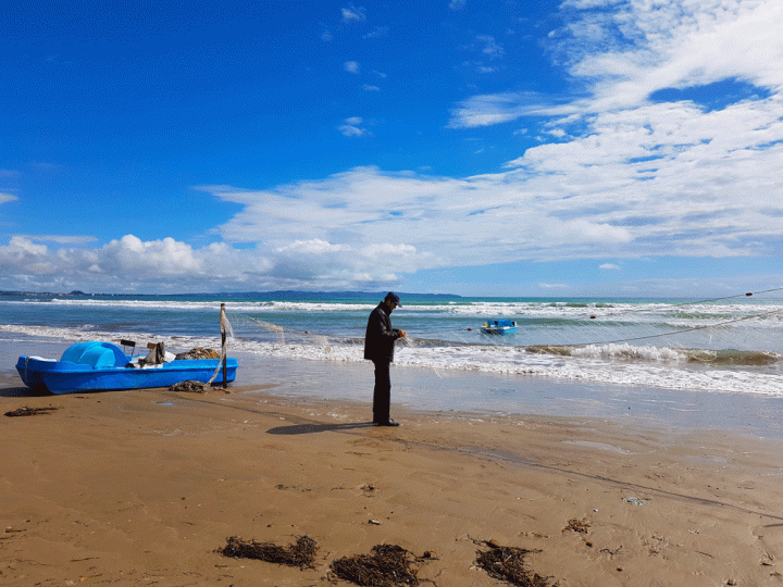 Lokale visser op het strand Albanië