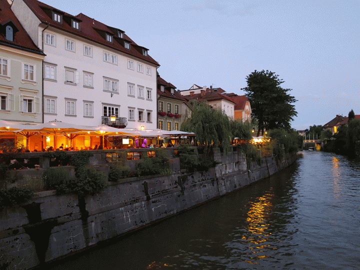 Terrassen langs de rivier Ljubljana